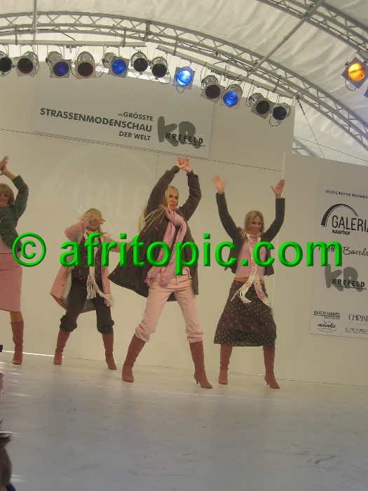 ../Images/Krefeld-Strssenmodenschau-2005 333.jpg